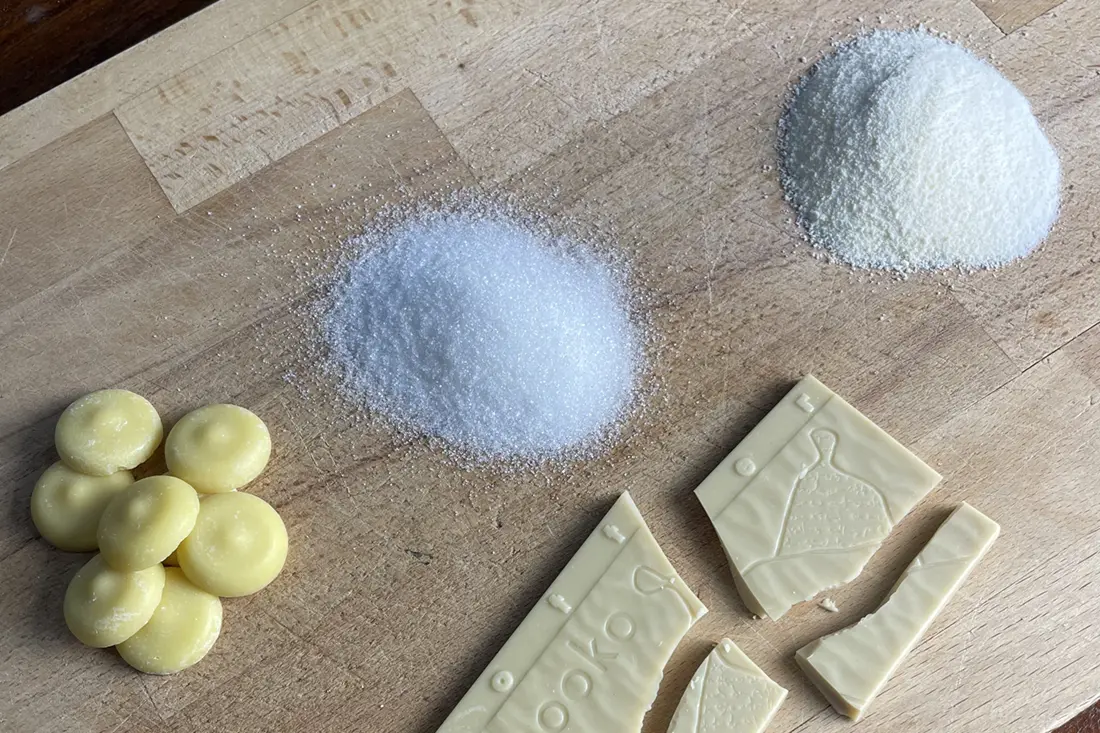 Cacaoboter, suiker, melkpoeder de bestanddelen van witte chocolade