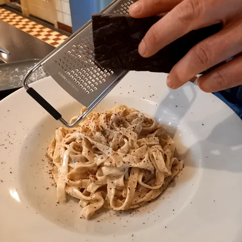 Geraspte pure chocolade over de pasta, een hartige recept