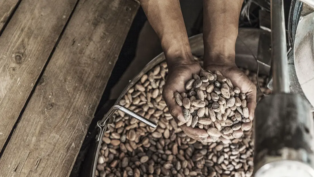 Het roosteren van cacaobonen in Madagaskar