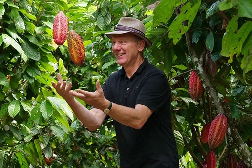 Josef Zotter in Peru tussen de cacaobomen